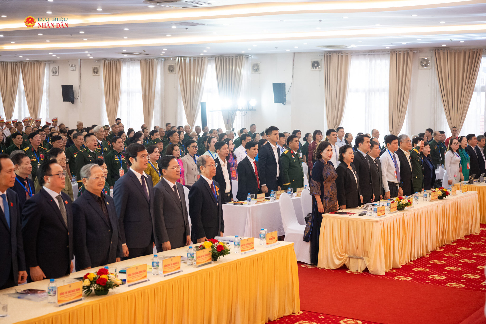Đại biểu thực hiện nghi lễ chào cờ