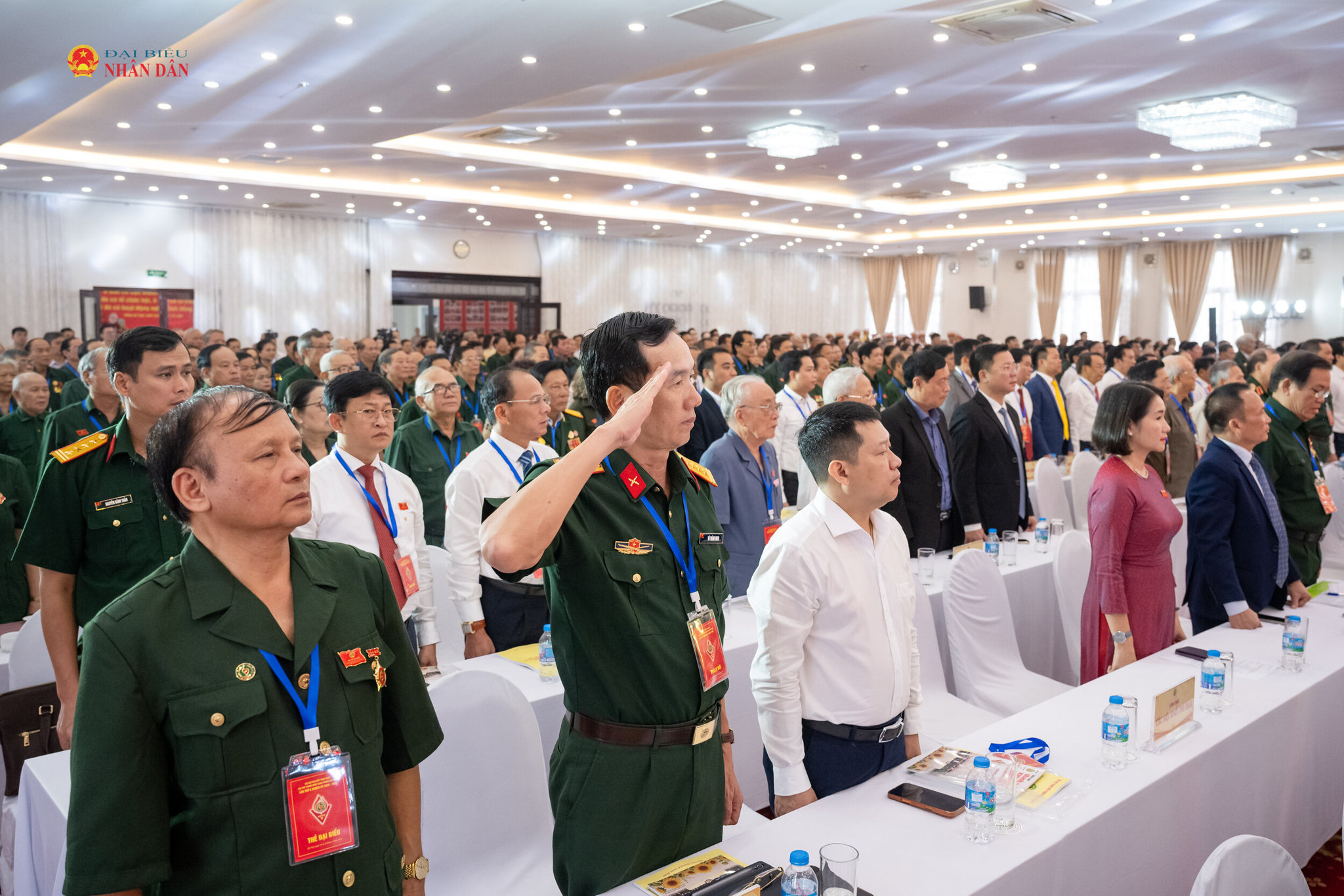 Đại biểu thực hiện nghi lễ chào cờ