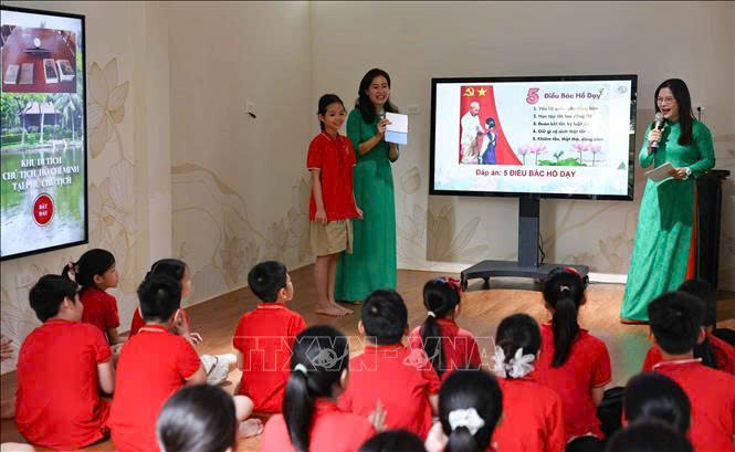 Học sinh Hà Nội tham quan, tìm hiểu về Bác Hồ tại Khu di tích Chủ tịch Hồ Chí Minh tại Phủ Chủ tịch