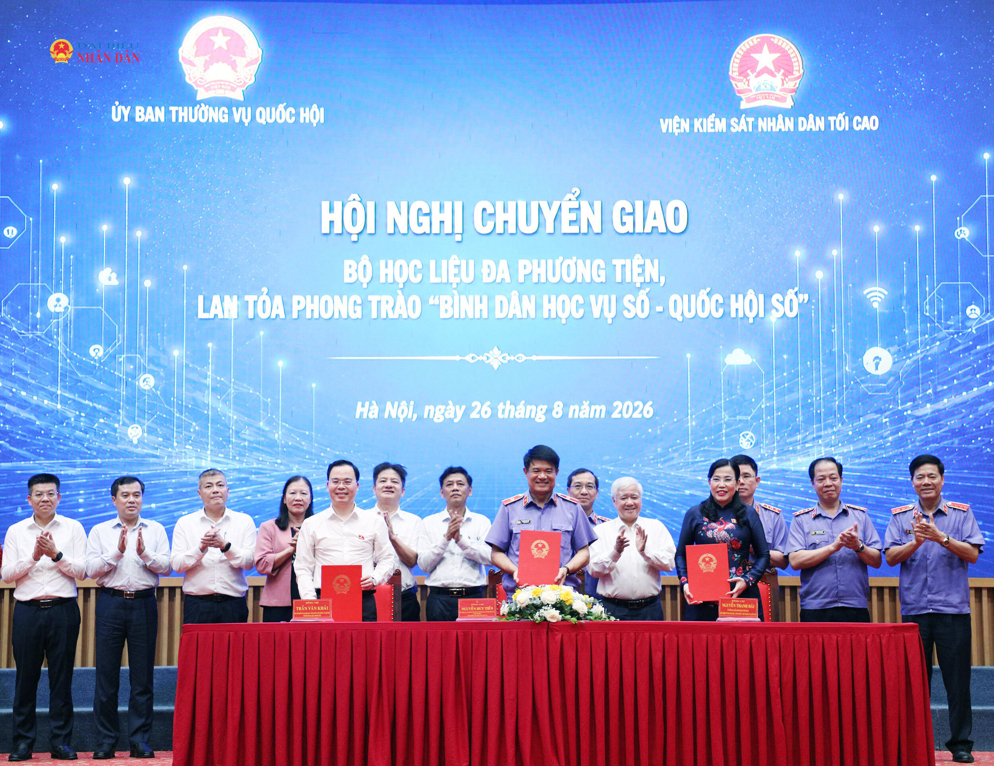Lễ chuyển giao Bộ học liệu đa phương tiện phục vụ phong trào Bình dân học vụ số cho Viện kiểm sát nhân dân tối cao