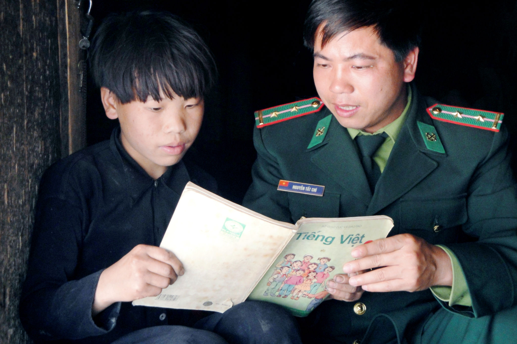 Cán bộ Biên phòng dạy chữ cho học sinh vùng cao