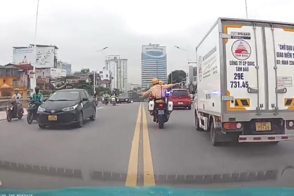 Hình ảnh tổ công tác mở đường cho xe chở sản phụ từ camera hành trình trên xe taxi