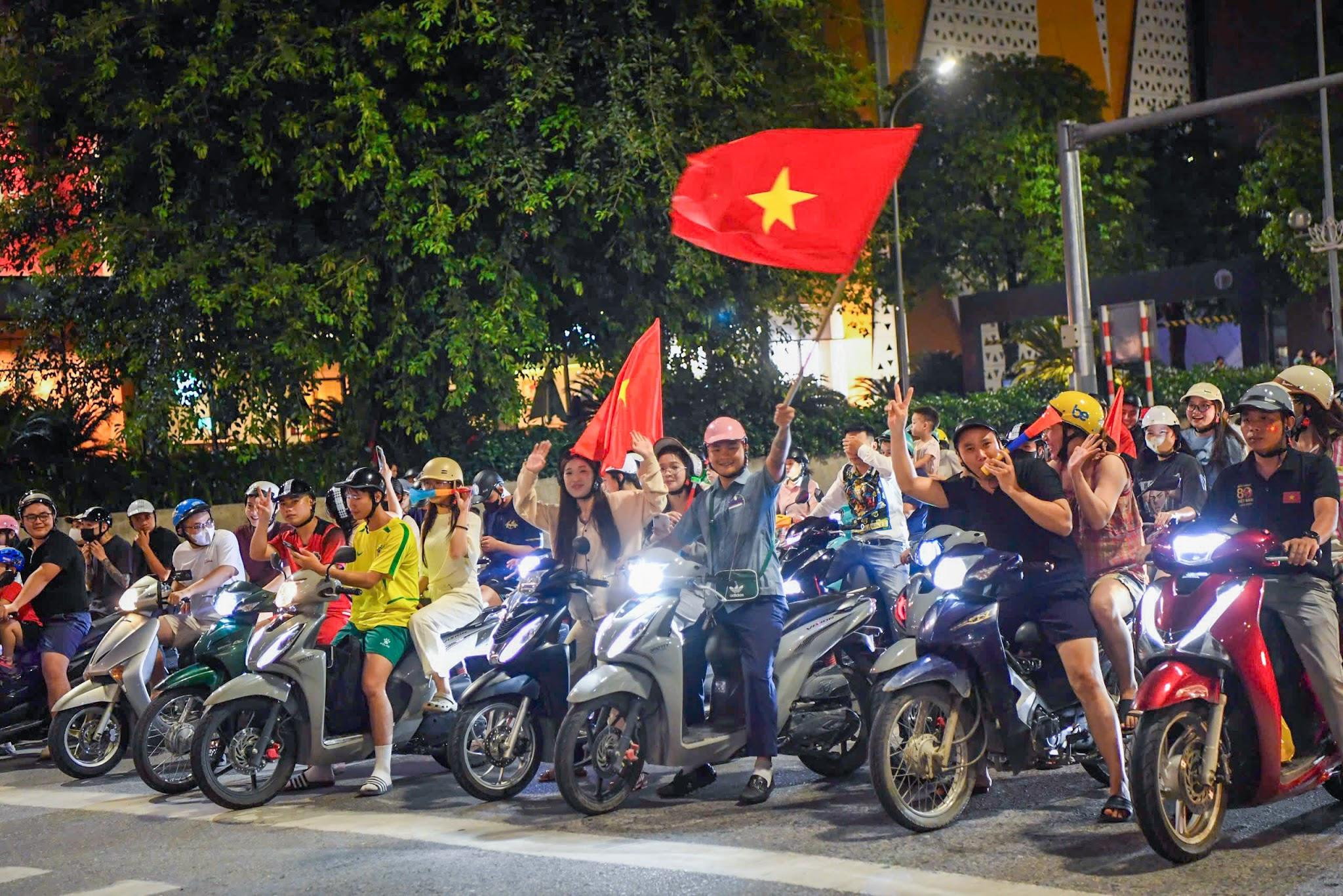 Người dân tự giác chấp hành đèn tín hiệu giao thông