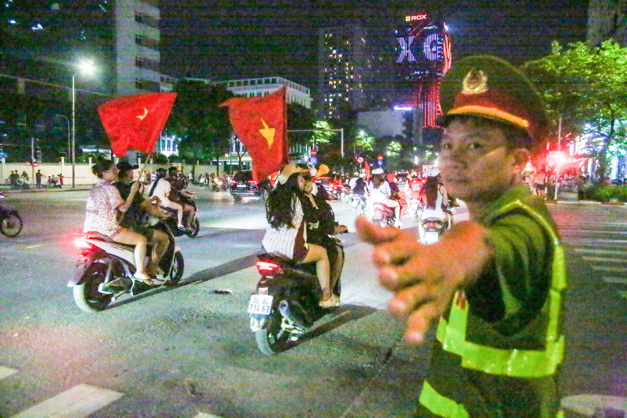 Lực lượng công an phường phối hợp điều tiết giao thông