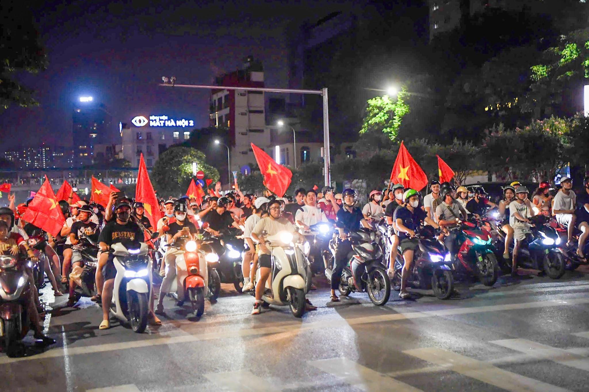 Người dân với quốc kỳ cùng nhau xuống đường mừng chiến thắng của đội tuyển Việt Nam