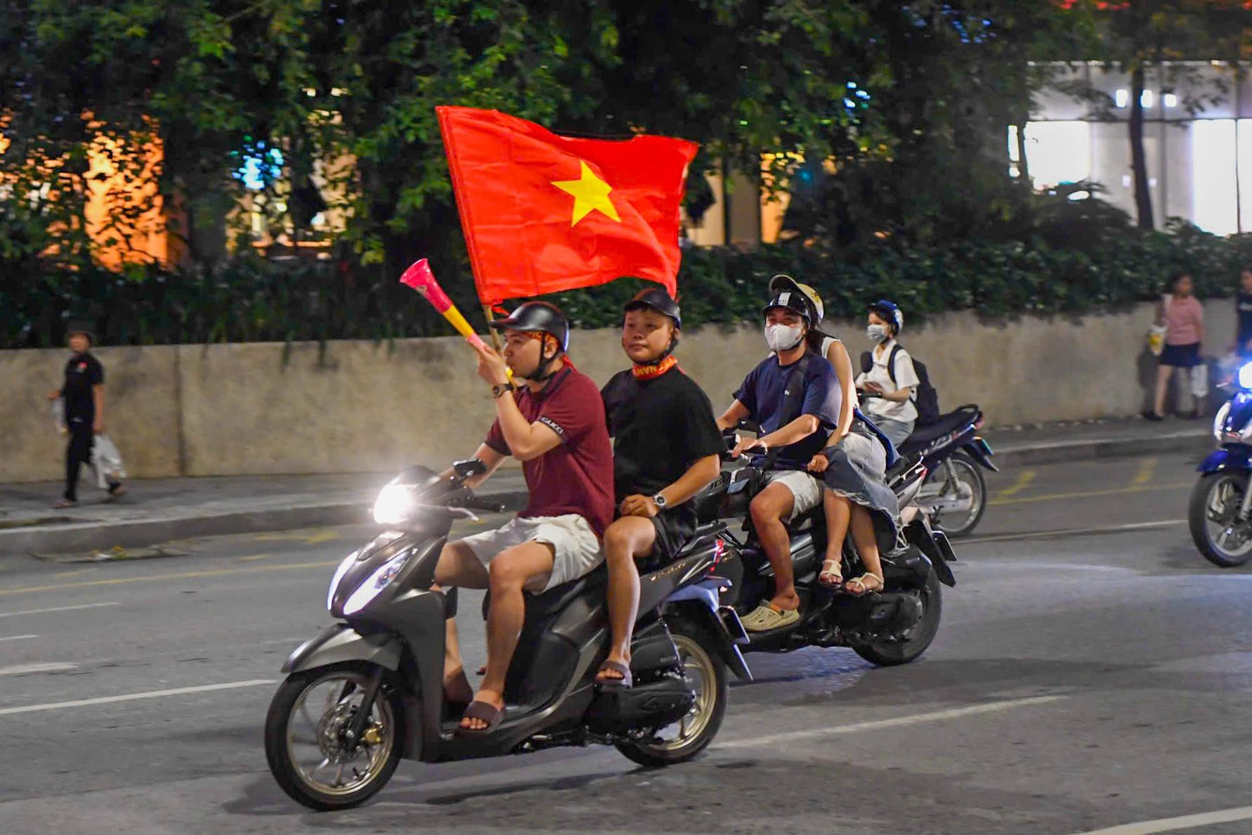 Đi bão không quên đội mũ bảo hiểm đầy đủ