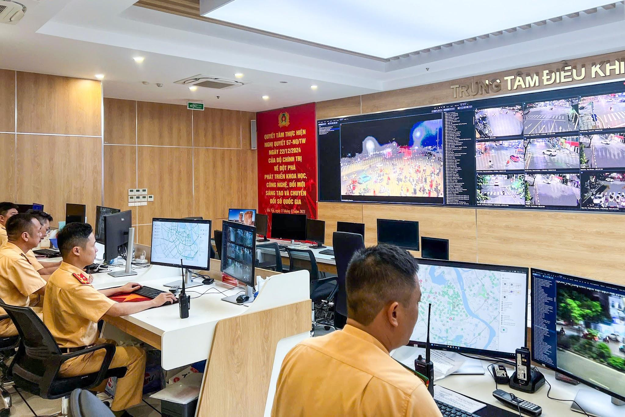 Các chiến sĩ theo dõi tình hình giao thông qua hệ thống camera AI