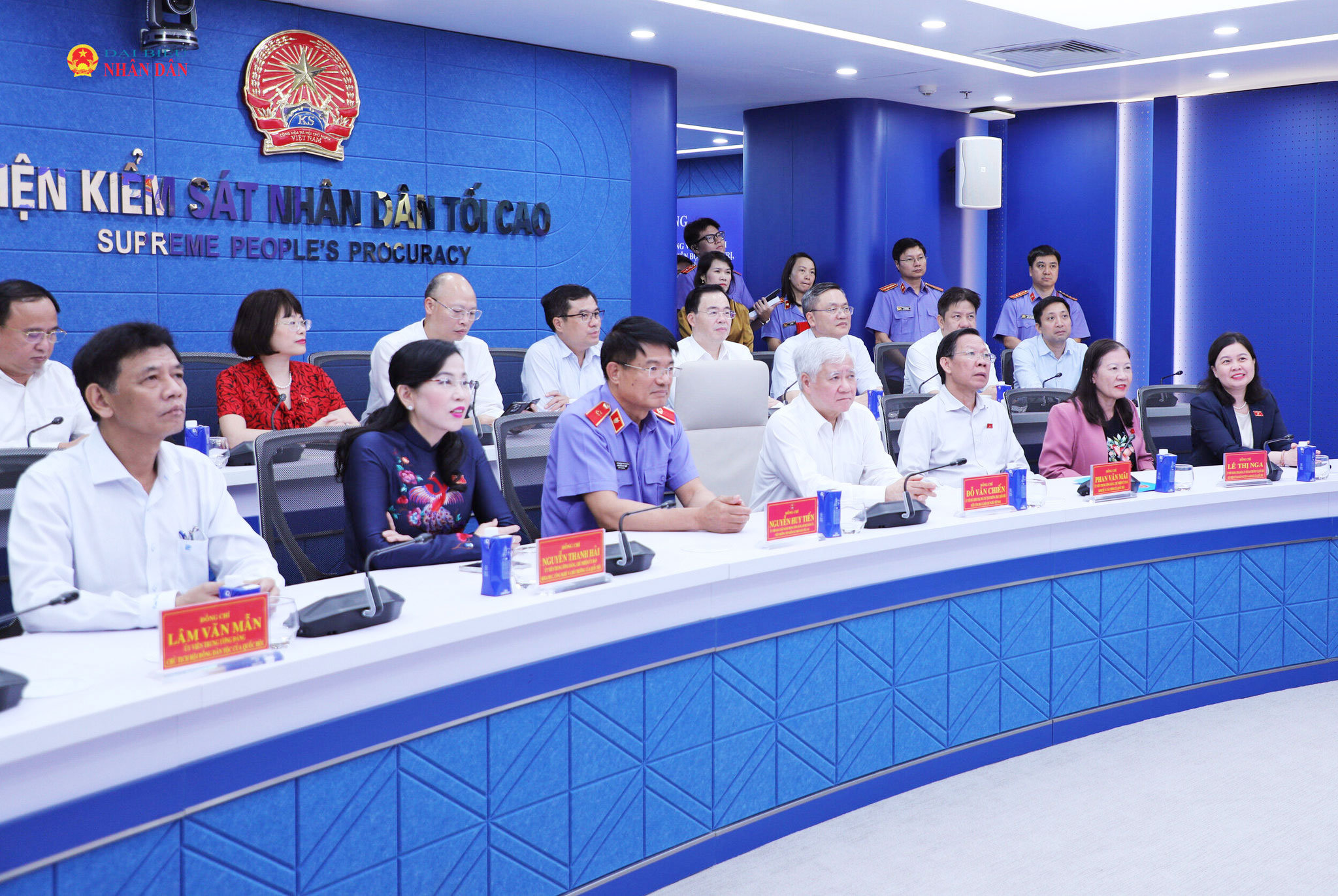 Phó Chủ tịch Thường trực Quốc hội Đỗ Văn Chiến cùng các đại biểu tham quan Trung tâm Điều hành thông minh ngành Kiểm sát nhân dân