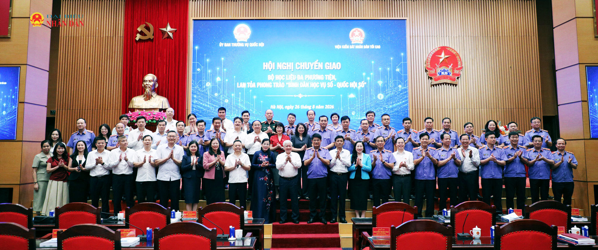 Phó Chủ tịch Thường trực Quốc hội Đỗ Văn Chiến chụp ảnh lưu niệm với các đại biểu