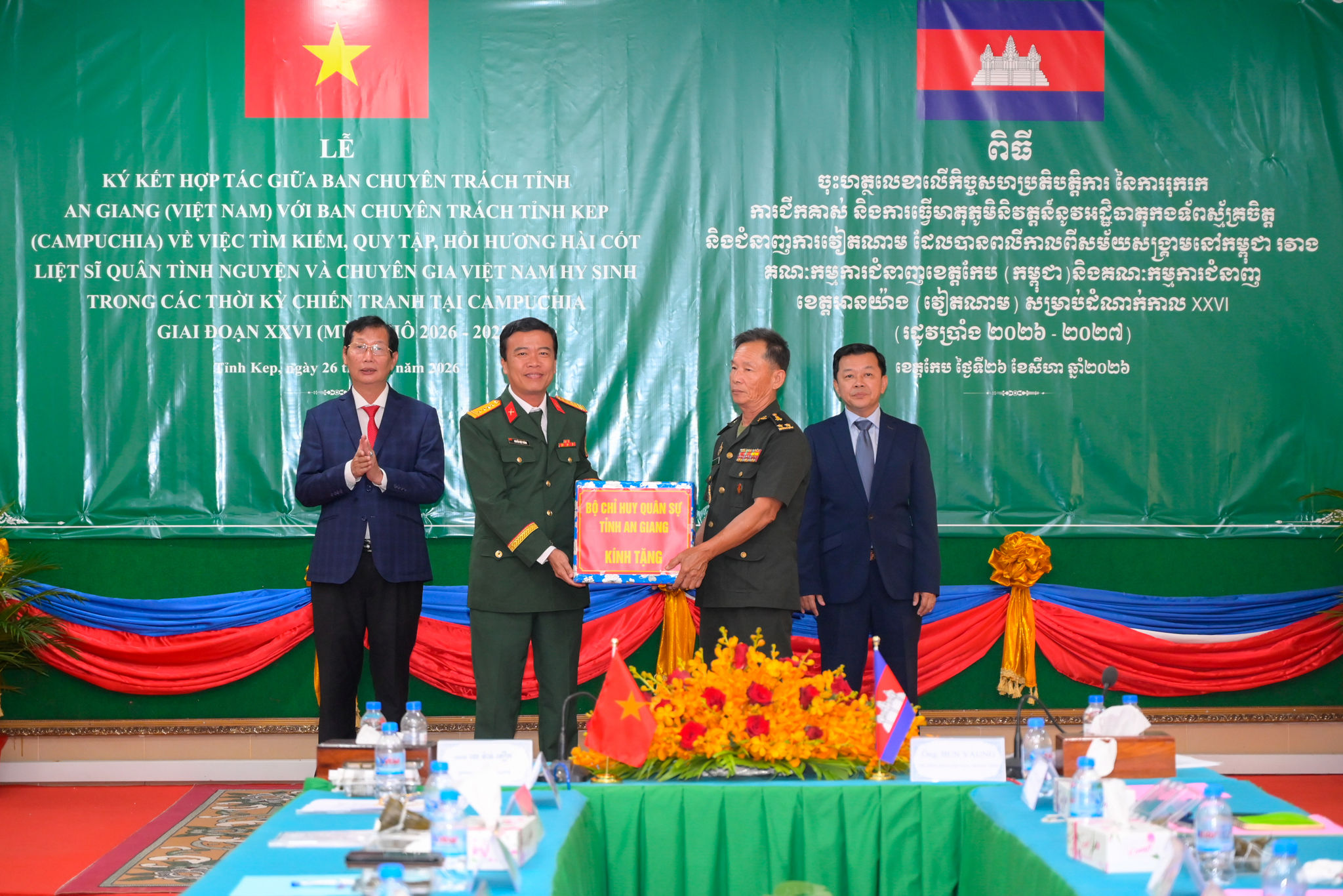 Đại tá Nguyễn Việt Thắng, Chính ủy Bộ CHQS tỉnh, Phó trưởng Ban Chuyên trách tỉnh An Giang trao tặng quà của Bộ CHQS tỉnh An Giang cho Tiểu khu Quân sự tỉnh Kép