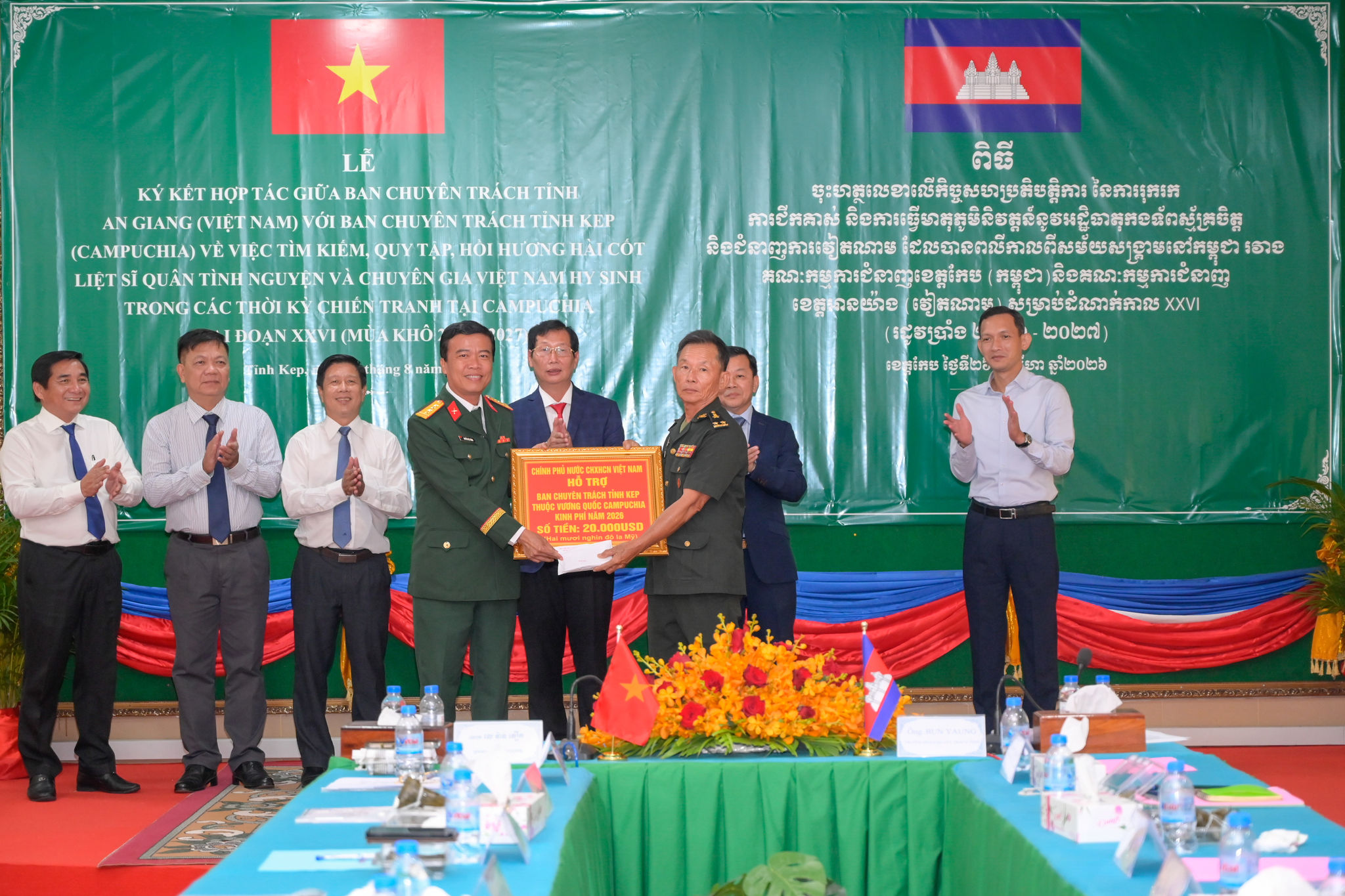 Đại tá Nguyễn Việt Thắng thừa ủy quyền của Ban Chuyên trách Chính phủ Việt Nam, trao kinh phí hỗ trợ Ban Chuyên trách tỉnh Kep trị giá 20.000$ phục vụ công tác phối hợp tìm kiếm, quy tập hài cốt liệt sĩ trong mùa khô 2026-2027