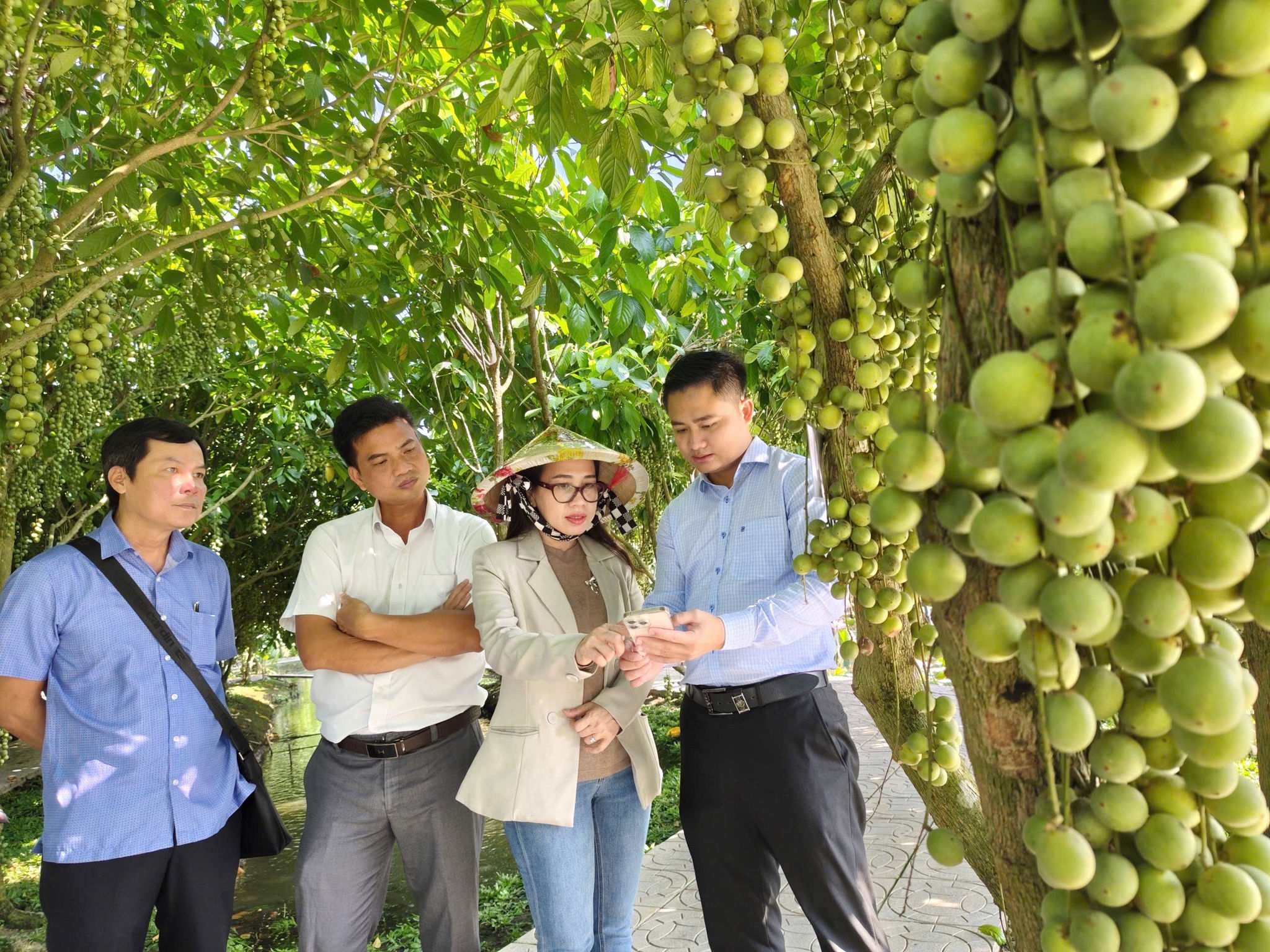 Anh Hứa Trường Giang (bìa phải) đang hướng dẫn du khách chọn món ăn trên menu điện tử