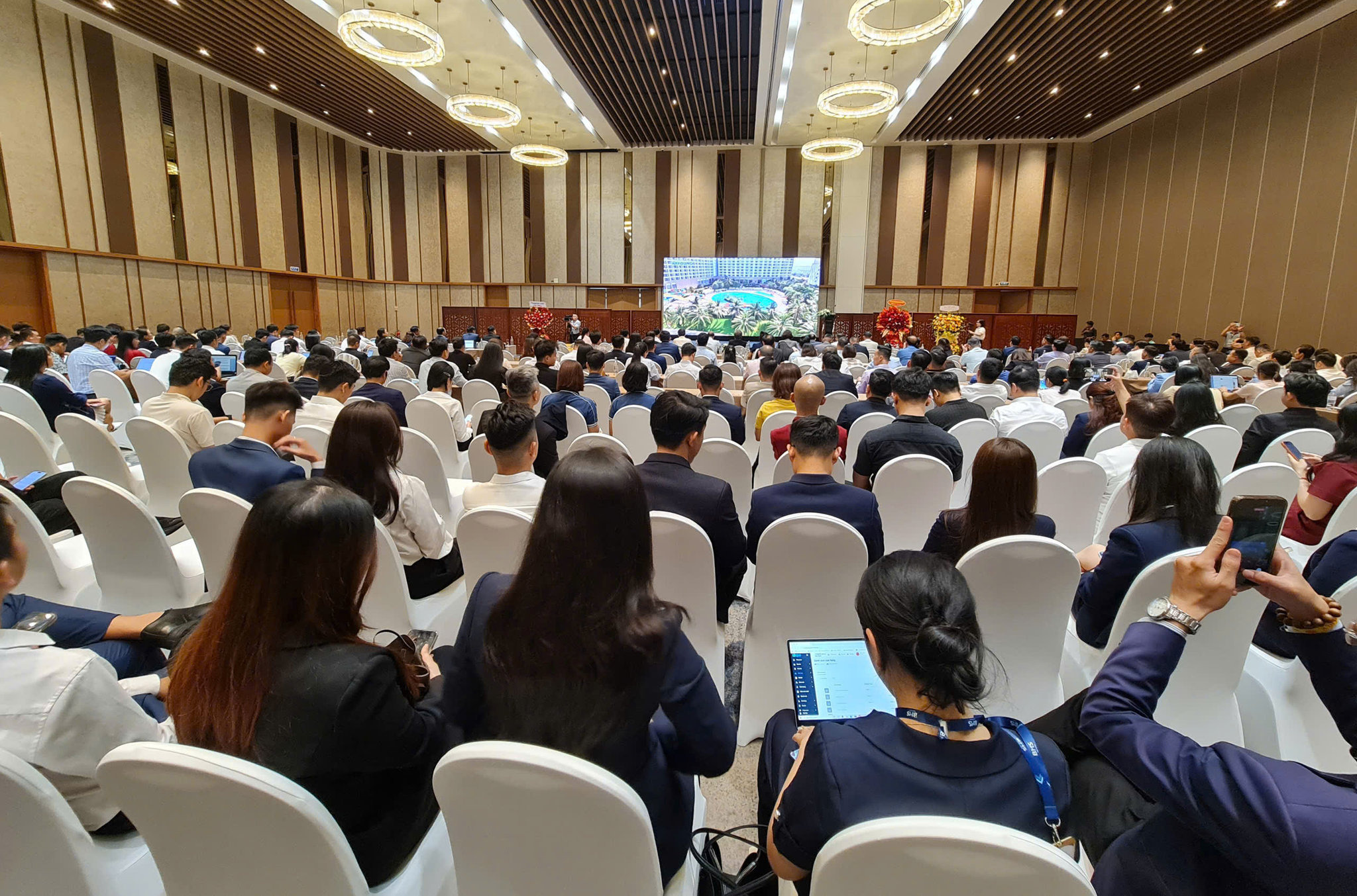 Các đại biểu, chuyên gia tham dự diễn đàn