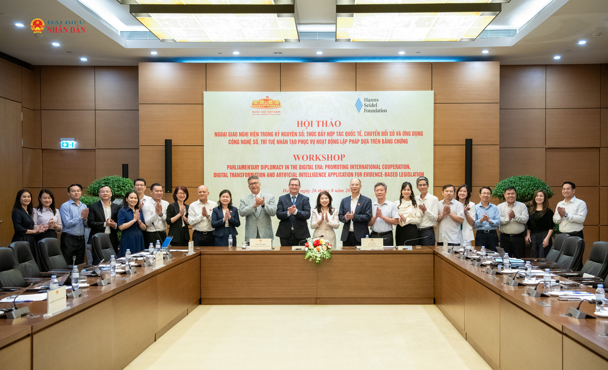 Các đại biểu chụp ảnh lưu niệm.3