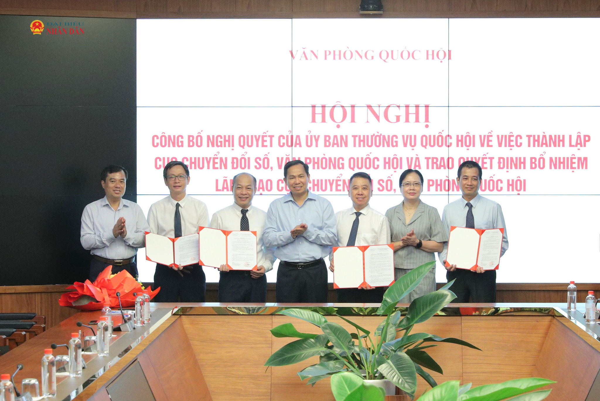Tổng Thư ký Quốc hội, Chủ nhiệm Văn phòng Quốc hội Lê Quang Mạnh; Phó Chủ nhiệm Văn phòng Quốc hội Nguyễn Thị Thúy Ngần; Phó Chủ nhiệm Văn phòng Quốc hội Nguyễn Mạnh Hùng chúc mừng lãnh đạo Cục Chuyển đổi số