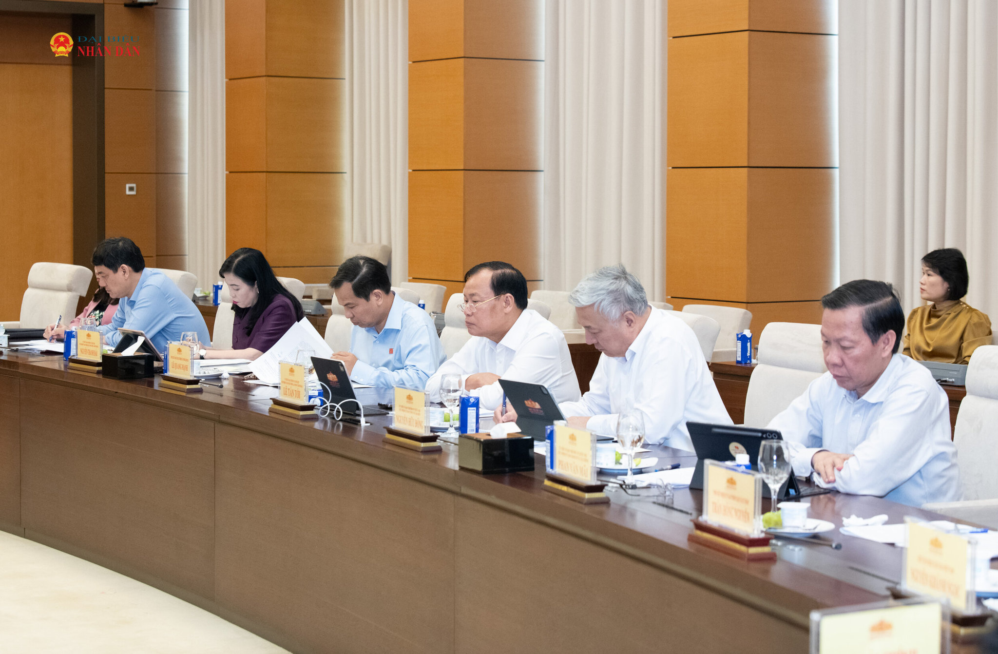 Các đại biểu tham dự phiên họp.1