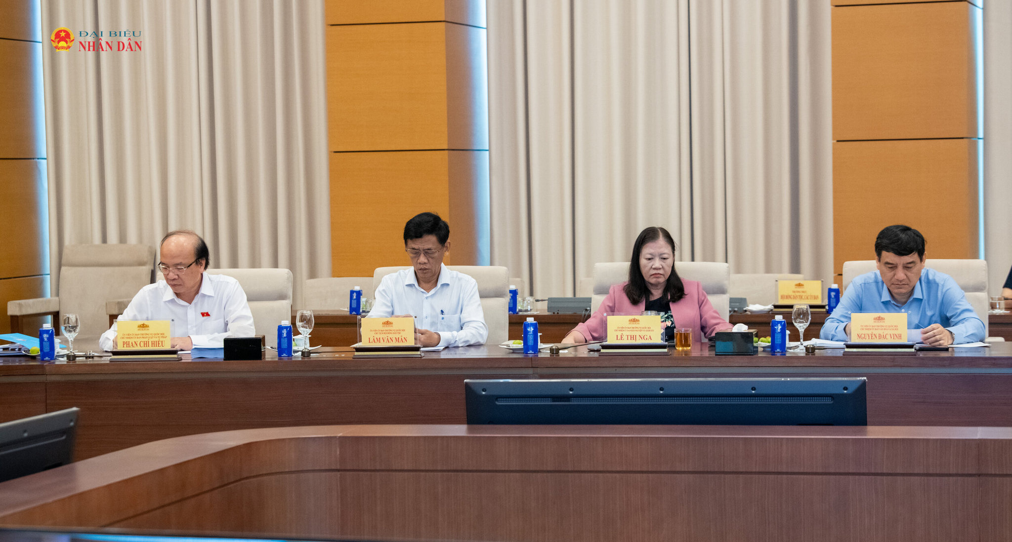 Các đại biểu tham dự phiên họp.2