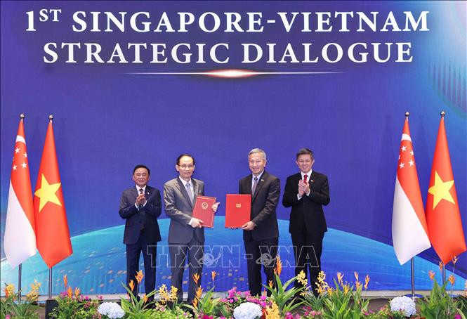 Bộ trưởng Ngoại giao Lê Hoài Trung và Bộ trưởng Ngoại giao Singapore Vivian Balakrishnan trao Bản ghi nhớ giữa Bộ Ngoại giao hai nước về Chương trình Nghiên cứu và Chương trình Nghiên cứu theo chuyên đề dành cho cán bộ cao cấp Đảng Cộng sản Việt Nam (2027 - 2029)