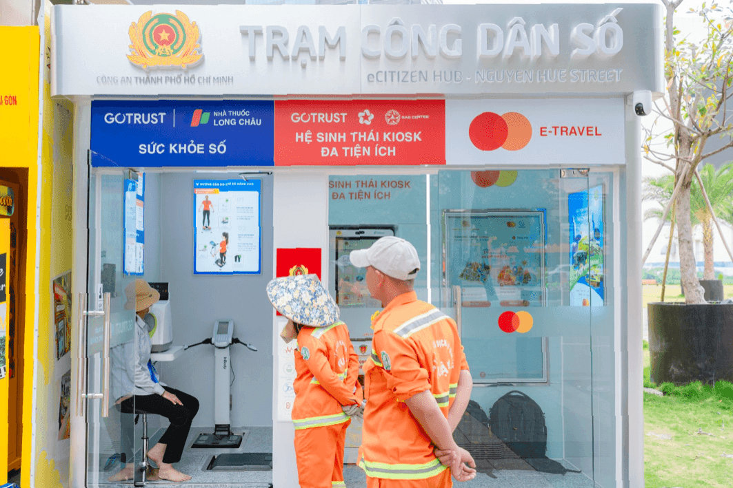 TP. Hồ Chí Minh Nhân rộng Trạm công dân số, đưa tiện ích số đến gần người dân Trạm Công dân số đầu tiên tại phố đi bộ Nguyễn Huệ đưa dịch vụ y tế số đến gần hơn với người dân TP.HCM và du khách. Ảnh H.Khánh