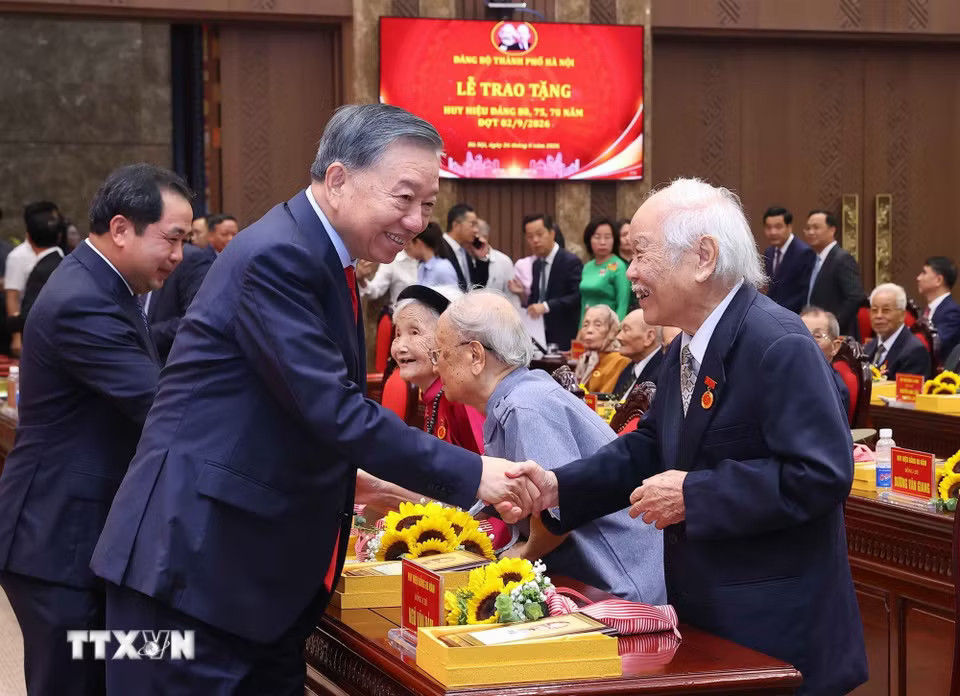 Tổng Bí thư, Chủ tịch nước Tô Lâm với các đảng viên lão thành nhận Huy hiệu Đảng