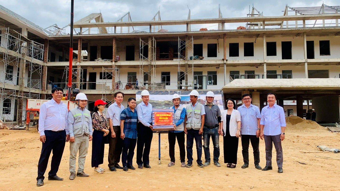 Phó Chủ tịch HĐND thành phố Đà Nẵng Đoàn Ngọc Hùng Anh động viên đơn vị thi công Trường Phổ thông Dân tộc nội trú liên cấp TH-THCS xã Tây Giang