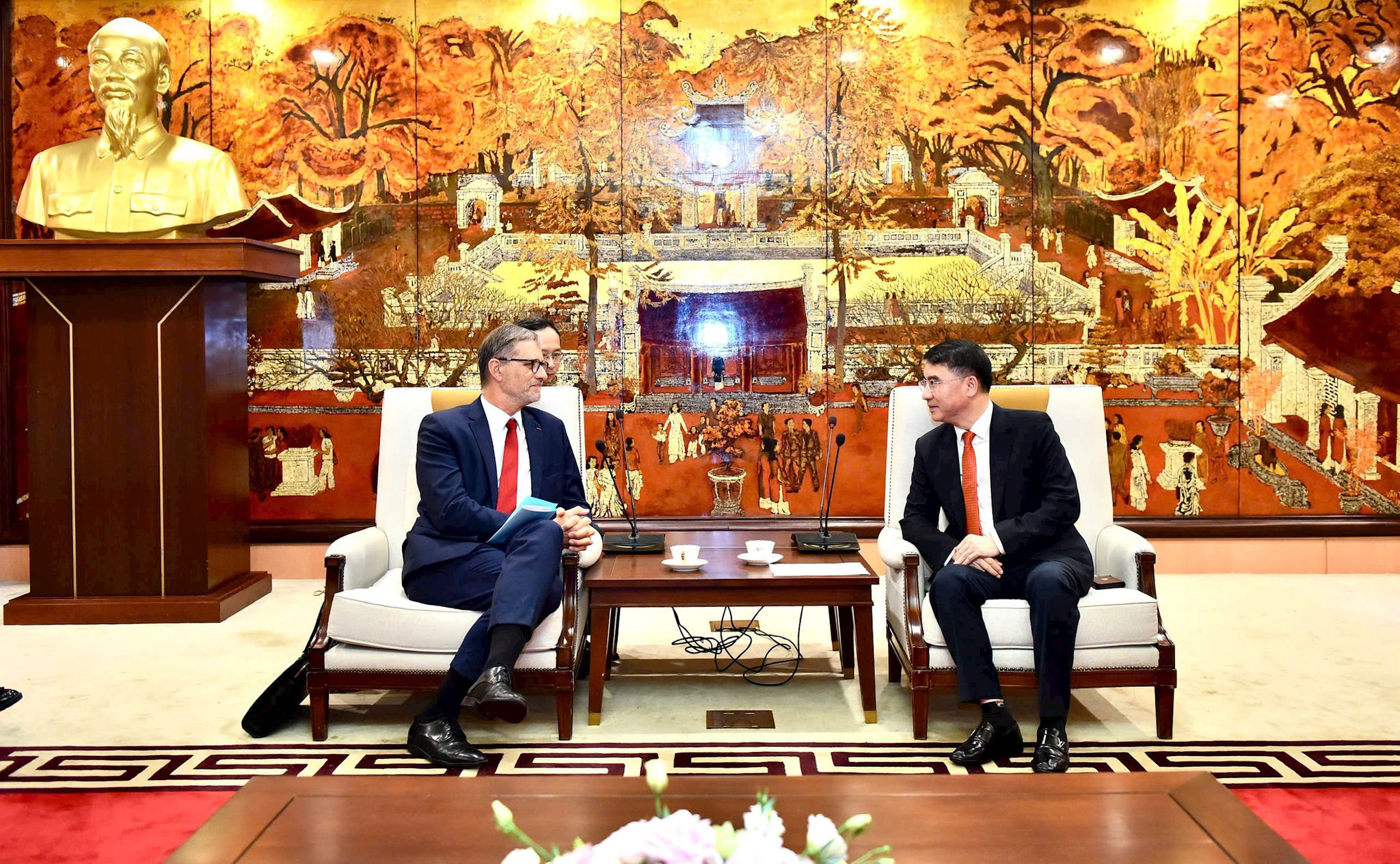 Phó Chủ tịch UBND thành phố Hà Nội Nguyễn Xuân Lưu tiếp Đại sứ Pháp tại Việt Nam Olivier Brochet