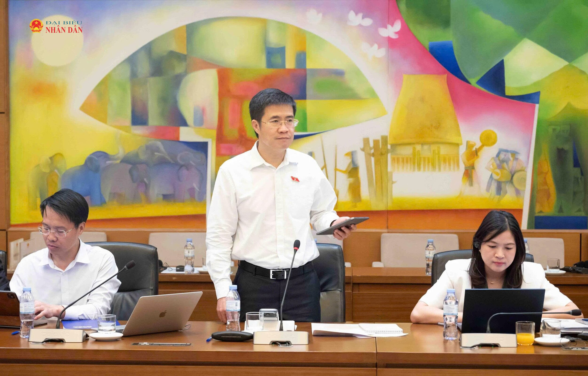 ĐBQH hoạt động chuyên trách tại Ủy ban Pháp luật và Tư pháp Hoàng Minh Hiếu phát biểu