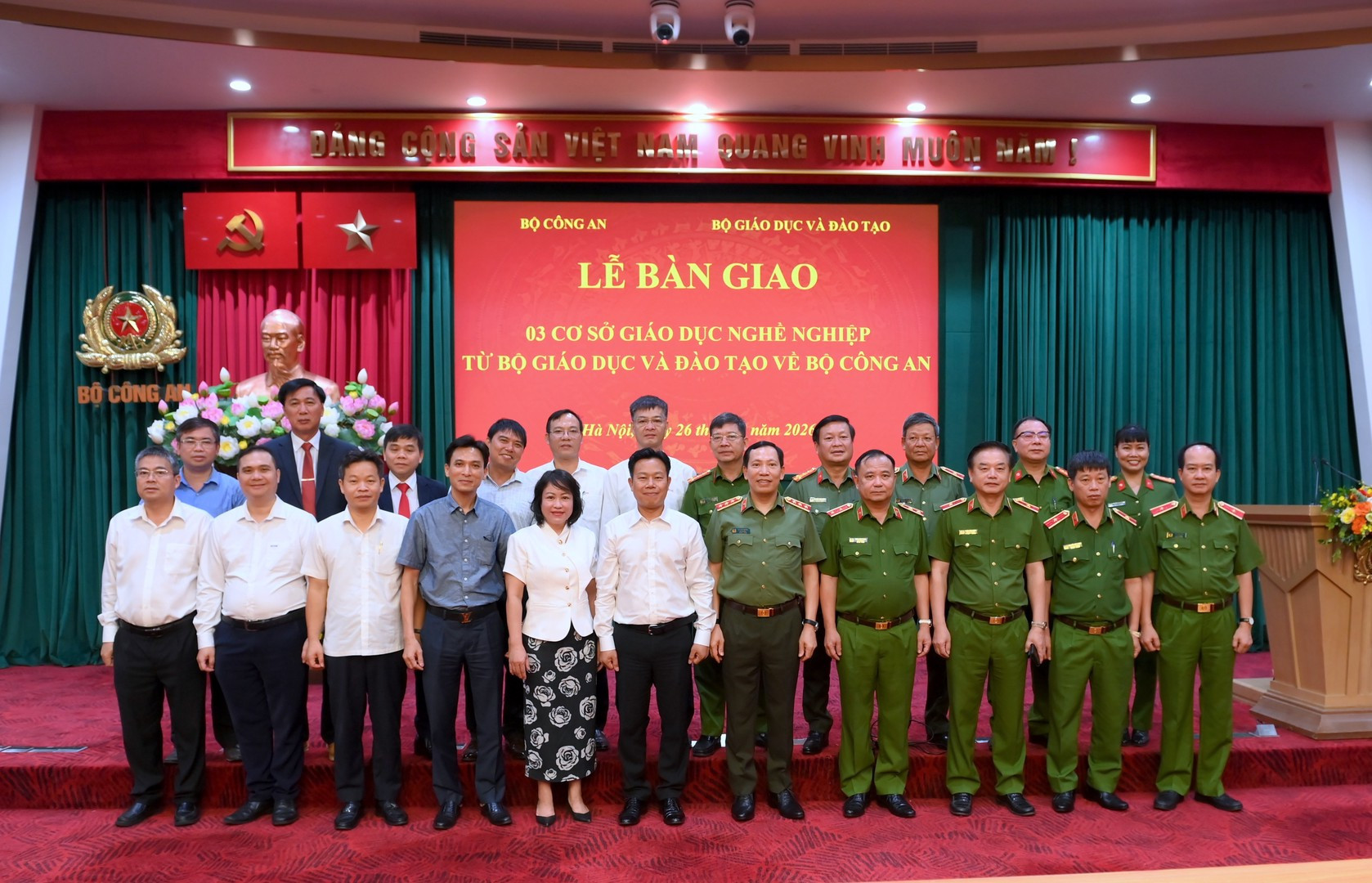 Thứ trưởng Lê Văn Tuyến, Thứ trưởng Lê Quân cùng các đại biểu dự Hội nghị
