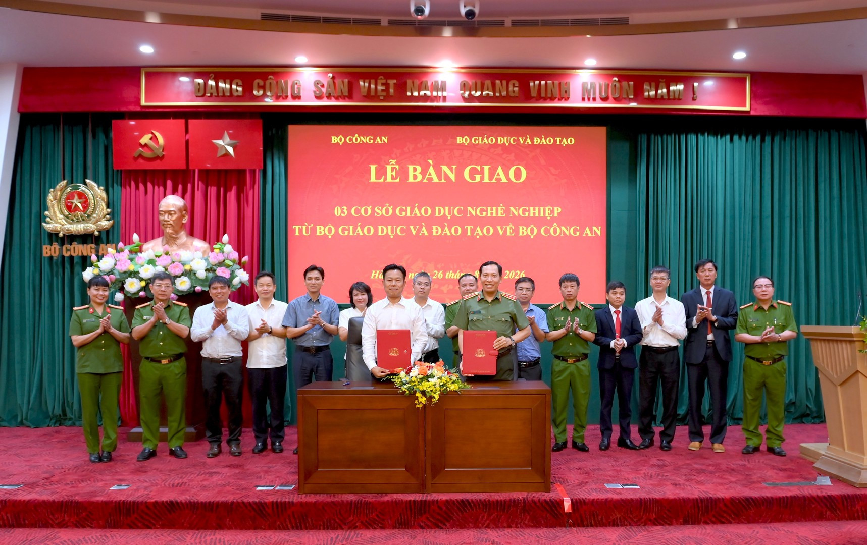 Thứ trưởng Lê Văn Tuyến, Thứ trưởng Lê Quân ký và trao Biên bản bàn giao