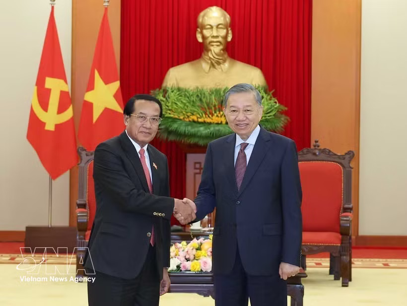 General Secretary of the Communist Party of Vietnam Central Committee and President To Lam (right) receives Vanhxay Phongsavanh, Politburo member, Secretary of the Lao People's Revolutionary Party (LPRP) Central Committee, Chairman of the committee’s Inspection Commission, President of the Lao State Inspection Authority, and Head of the Central Anti-Corruption Commission of Laos. (Photo: VNA)