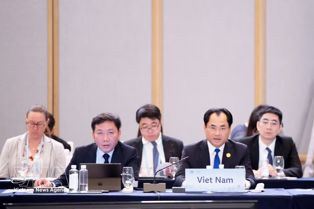 Vietnamese Minister of Agriculture and Environment Trinh Viet Hung (right, first row) speaks at the 11th APEC Food Security Ministerial Meeting in Hangzhou on August 25. (Photo: VNA) vnanet-apec2.jpg