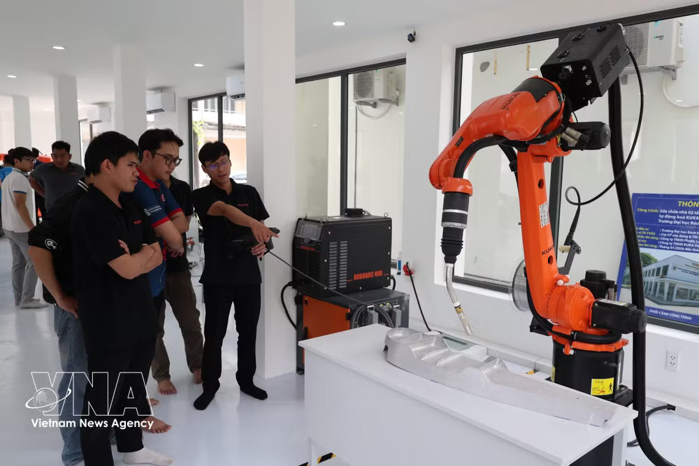 An industrial robot is tested at the University of Da Nang. (Photo: VNA) vnanet-k.jpg