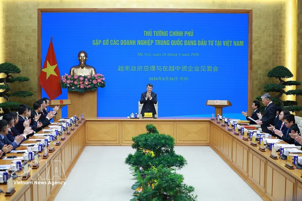 PM Le Minh Hung meets with Chinese business representatives on August 26. (Photo: VNA) vnanet-u.jpg