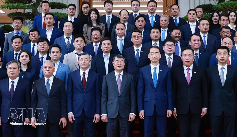 PM Le Minh Hung and Chinese business executives at the meeting in Hanoi on August 26 (Photo: VNA)