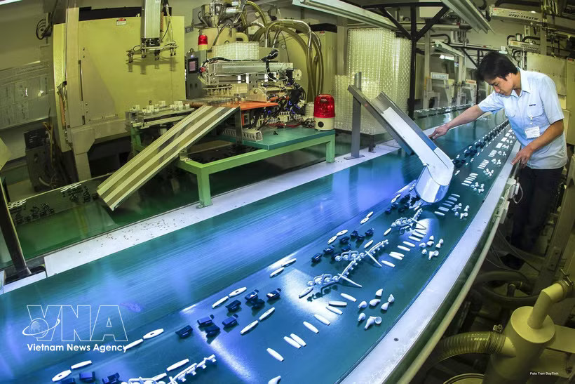 A worker is working at Foster Electric (Vietnam) Co., Ltd. (Photo: VNA)