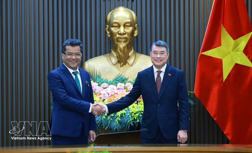 Prime Minister Le Minh Hung (right) and Indian Minister of State for External Affairs Pabitra Margherita at their meeting in Hanoi on August 26 (Photo: VNA)