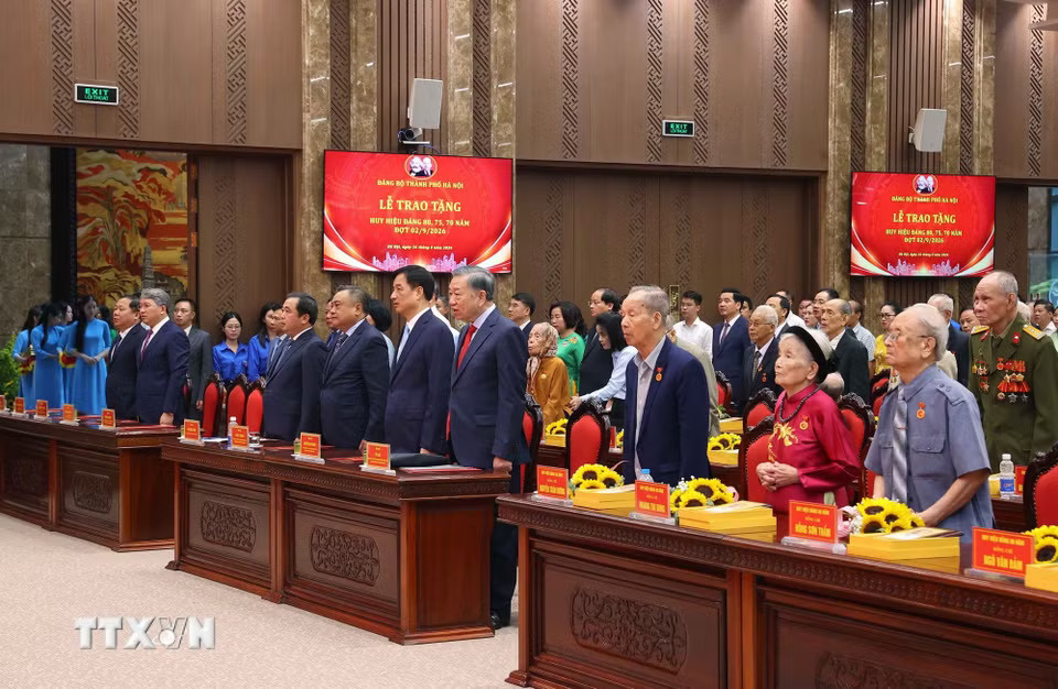 Các đại biểu thực hiện nghi lễ chào cờ