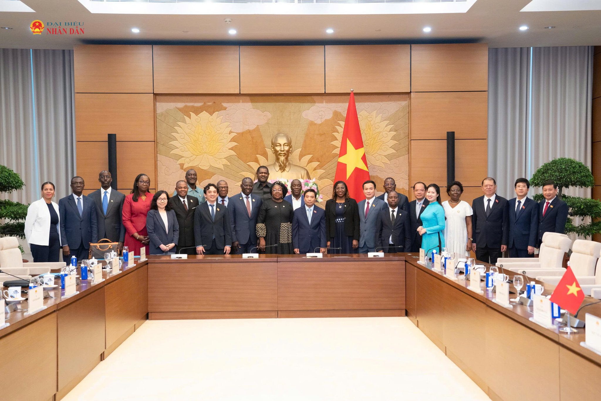 Phó Chủ tịch Quốc hội, Thượng tướng Nguyễn Doãn Anh chụp hình lưu niệm cùng Đoàn nghiên cứu Quốc hội Bờ Biển Ngà