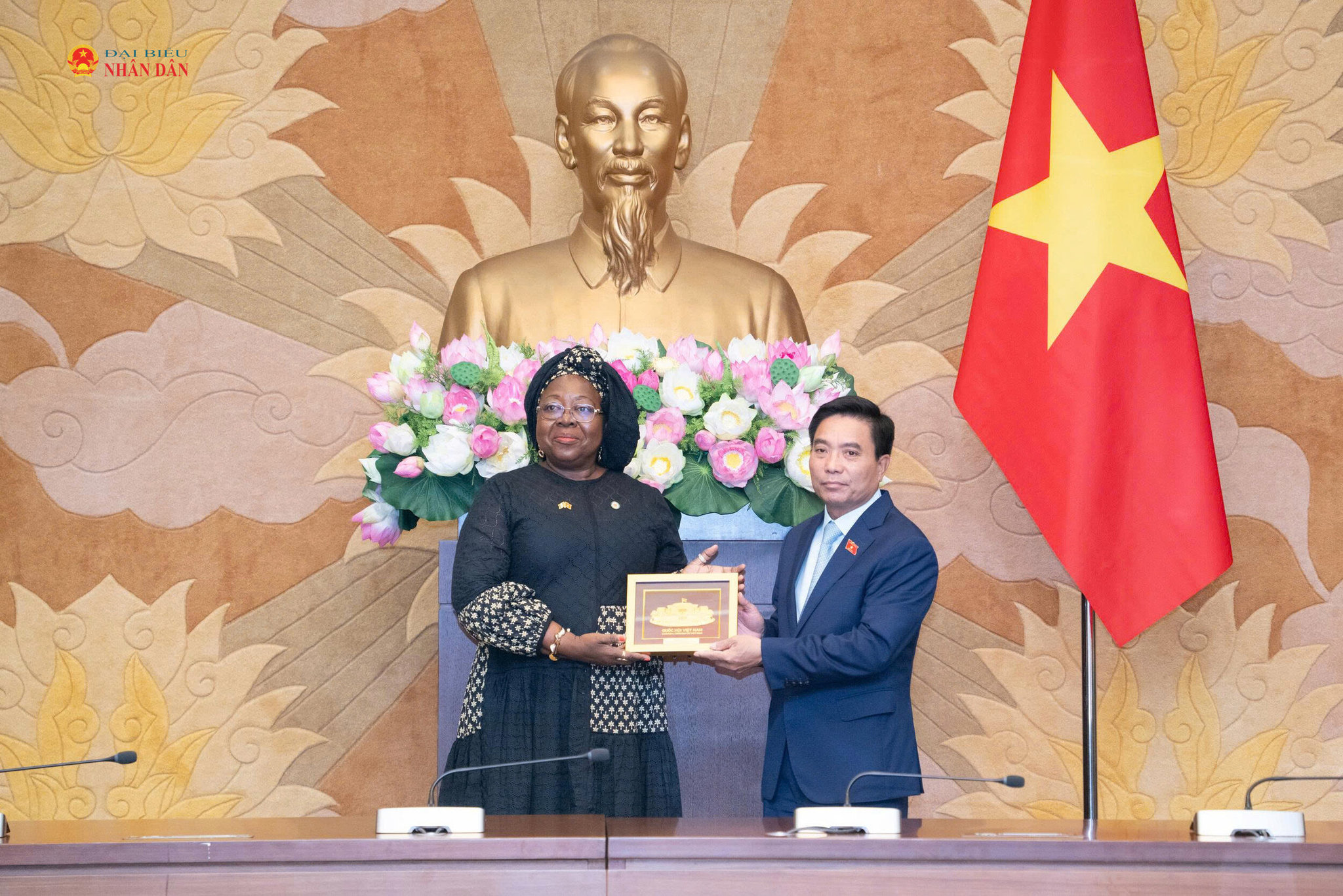 Phó Chủ tịch Quốc hội, Thượng tướng Nguyễn Doãn Anh tặng quà Đoàn nghiên cứu Quốc hội Bờ Biển Ngà