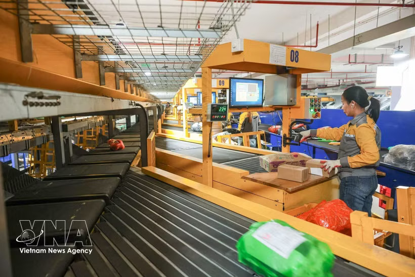 Vietnam Post accelerates the adoption of modern technology, elevates logistics capabilities, and boosts the digital economy. (Photo: VNA)