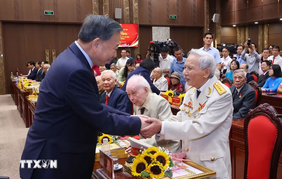Tổng Bí thư, Chủ tịch nước Tô Lâm chúc mừng các đảng viên lão thành