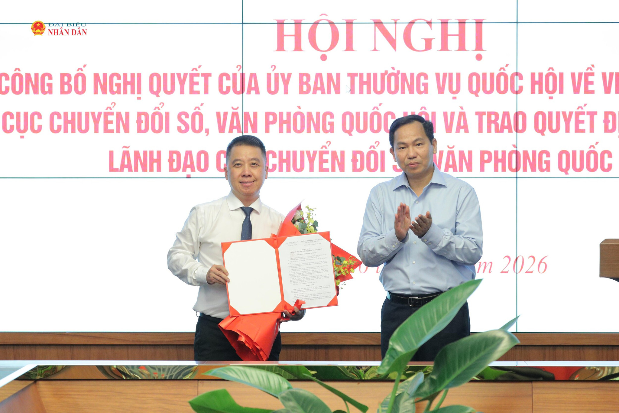 Tổng Thư ký Quốc hội, Chủ nhiệm Văn phòng Quốc hội Lê Quang Mạnh trao Quyết định bổ nhiệm Cục trưởng Cục Chuyển đổi số cho ông Lã Hoàng Trung