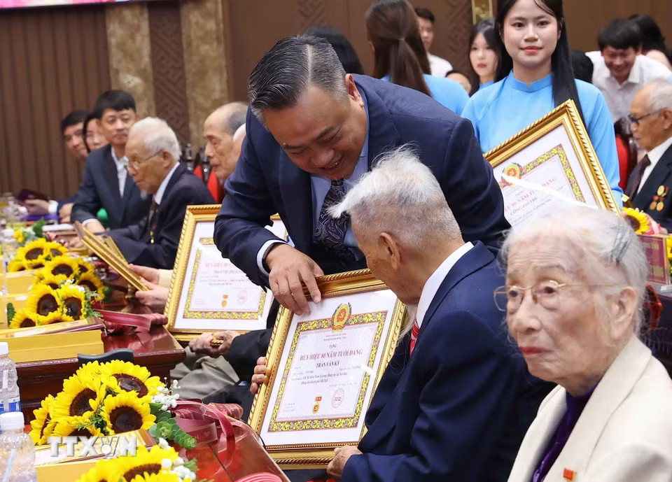 Ủy viên Bộ Chính trị, Bí thư Trung ương Đảng, Chủ nhiệm Ủy ban Kiểm tra Trung ương Trần Sỹ Thanh trao Huy hiệu Đảng, chúc mừng các đảng viên được trao tặng Huy hiệu 80 năm, 75 năm và 70 năm tuổi Đảng