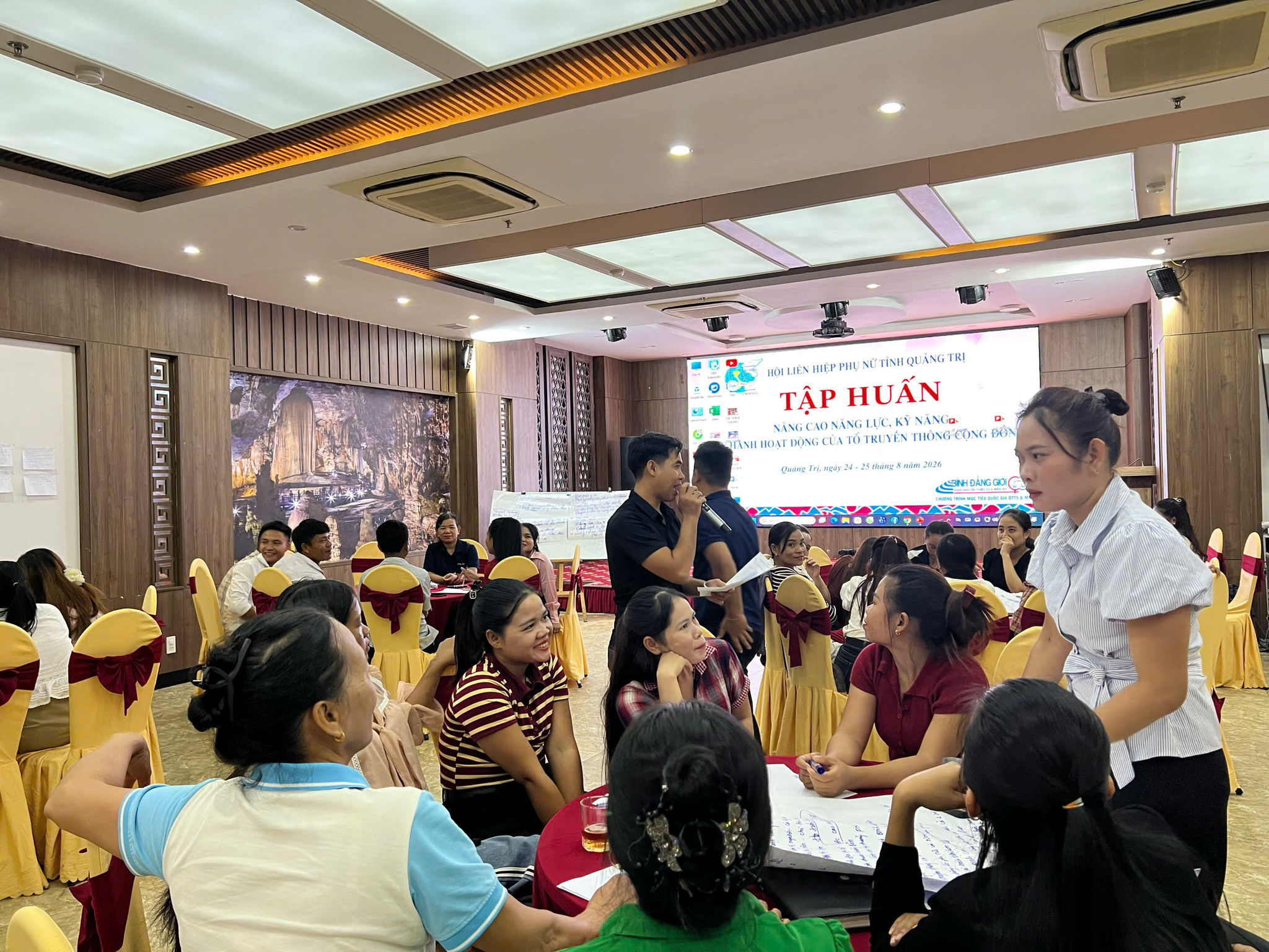 Quang cảnh lớp tập huấn củng cố, nâng cao năng lực, kỹ năng điều hành hoạt động của “Tổ truyền thông cộng đồng” thuộc Dự án 8
