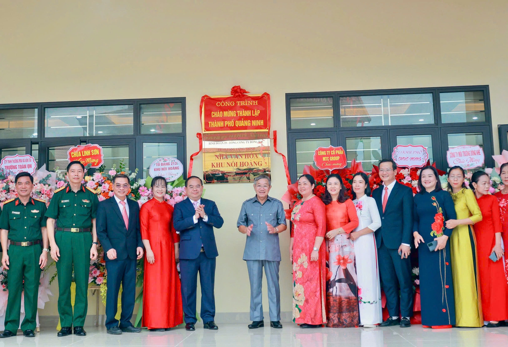 Bí thư Tỉnh ủy, Trưởng Đoàn ĐBQH tỉnh Quảng Ninh Quản Minh Cường và các đại biểu dự lễ khánh thành công trình chào mừng thành lập thành phố Quảng Ninh. Ảnh: Q. Ninh (Ảnh dùng báo in)