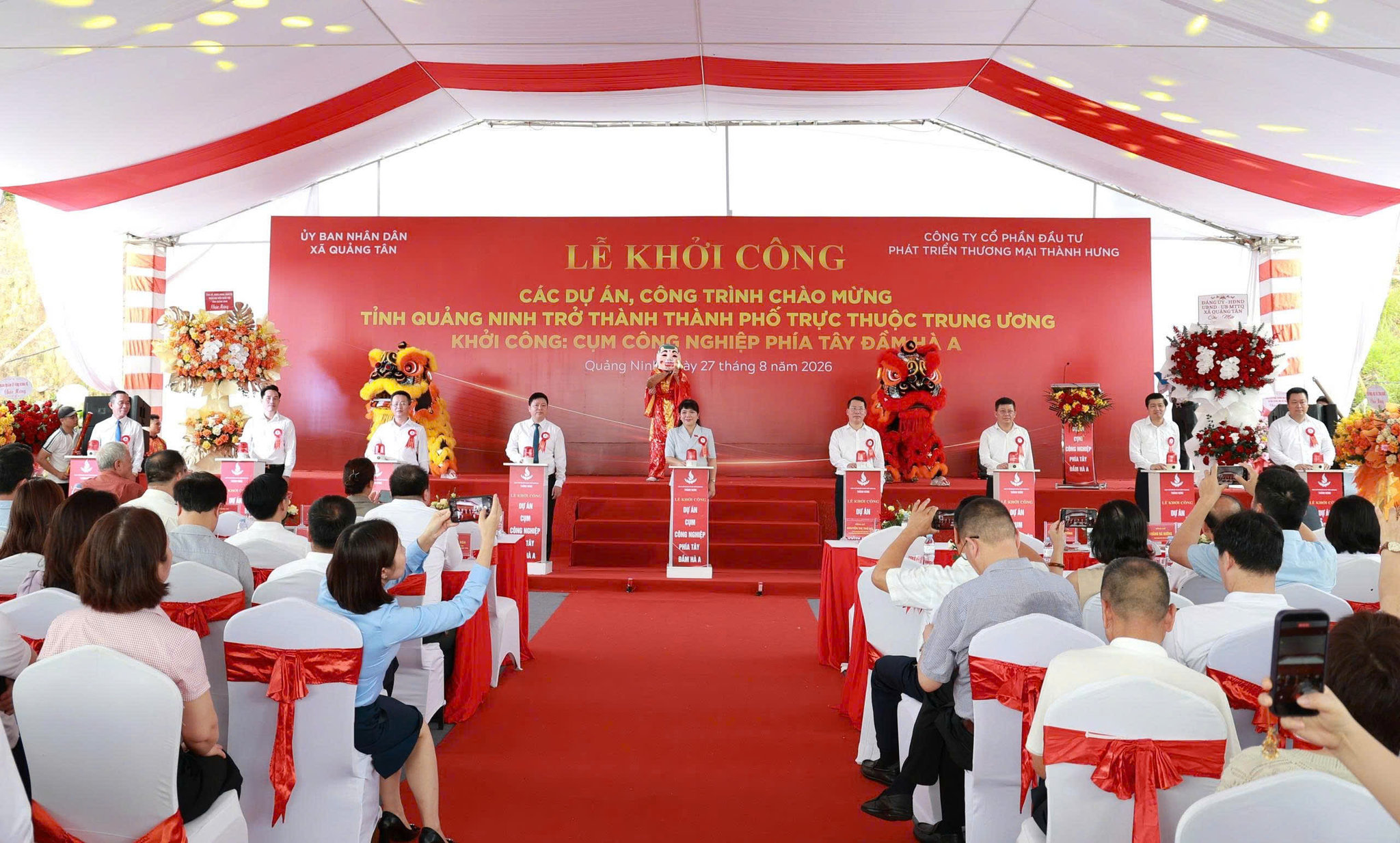 Các đại biểu thực hiện nghi thức khởi công cụm công nghiệp Đầm Hà A chào mừng thành phố Quảng Ninh trực thuộc Trung ương