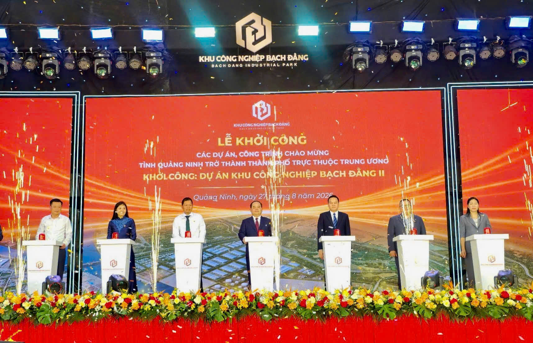 Bí thư Tỉnh ủy, Trưởng Đoàn ĐBQH tỉnh Quảng Ninh Quản Minh Cường và các đại biểu thực hiện nghị thức khánh thành công trình chào mừng thành lập thành phố Quảng Ninh