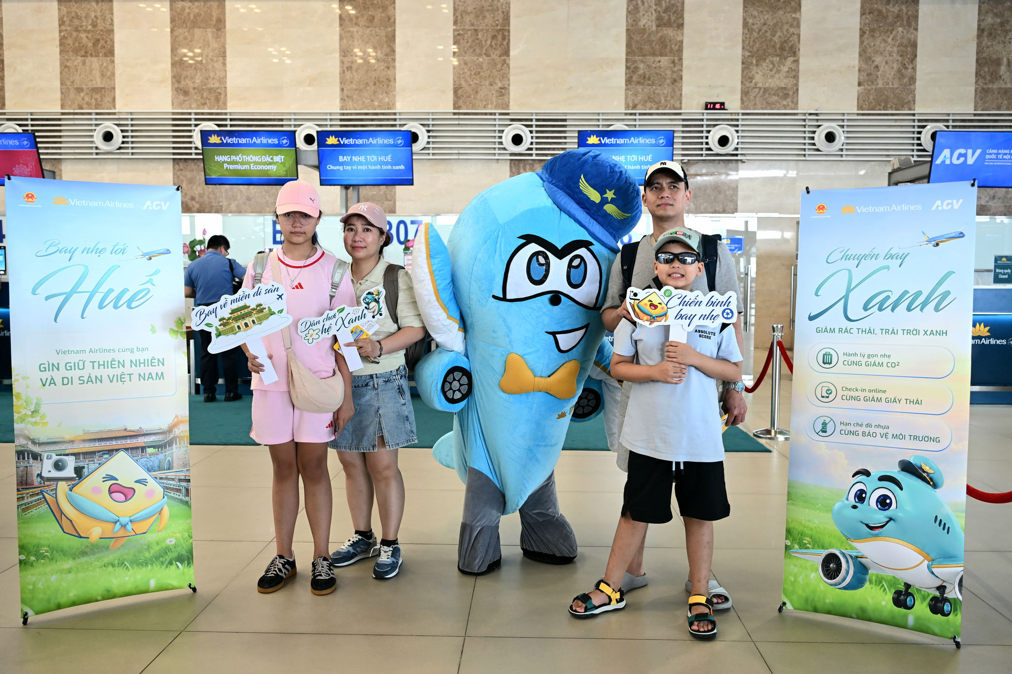 2. Mascot Vietnam Airlines đồng hành cùng hành khách ngay từ điểm khởi đầu của chuyến “Bay nhẹ tới Huế”.