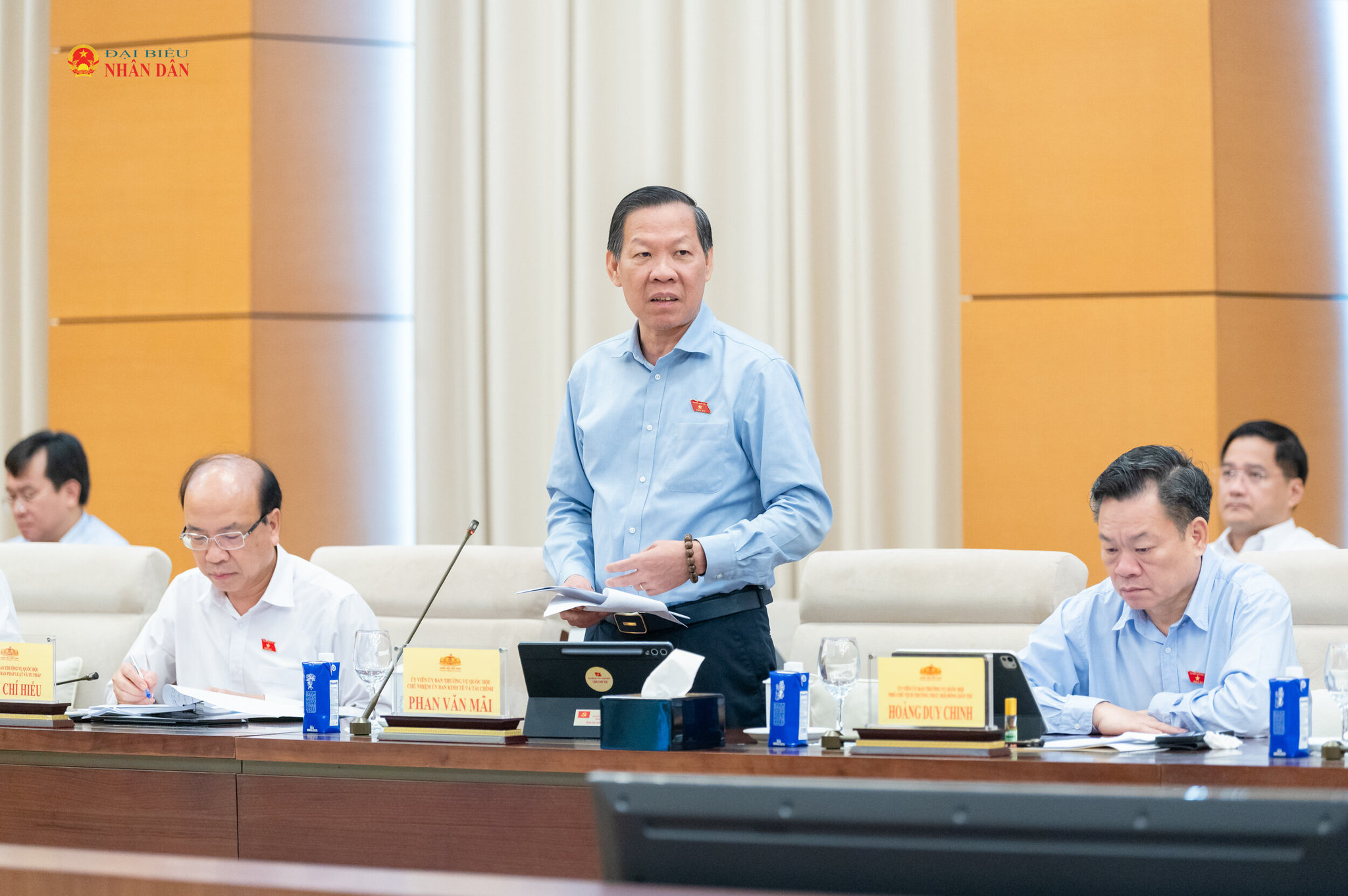 Chủ nhiệm Ủy ban Kinh tế và Tài chính Phan Văn Mãi trình bày Báo cáo thẩm tra sơ bộ