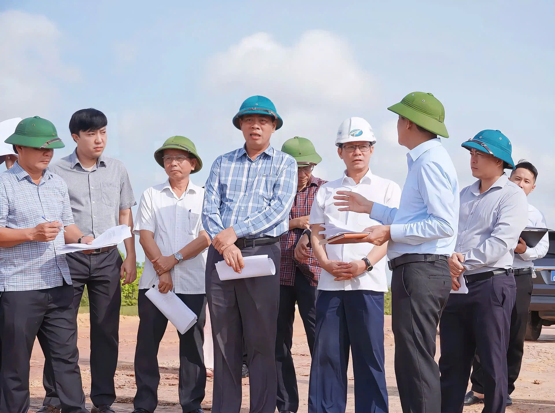 Phó Bí thư Tỉnh ủy, Chủ tịch HĐND tỉnh Nguyễn Đăng Quang kiểm tra thực địa dự án thành phần 1, Đường ven biển thuộc dự án Đường ven biển và cầu Nhật Lệ 3
